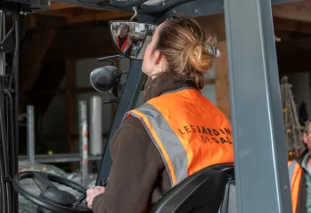 Femme conduisant un transpalette
