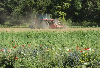 machine agricole et bande fleurie pour la biodiversité